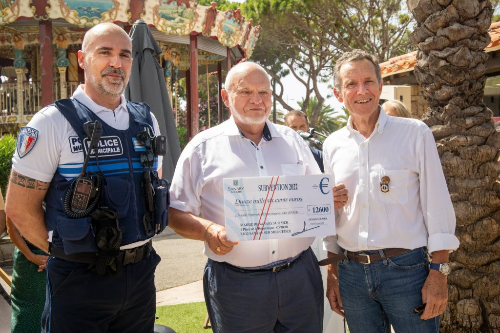 Remise d'un chèque à la SNSM