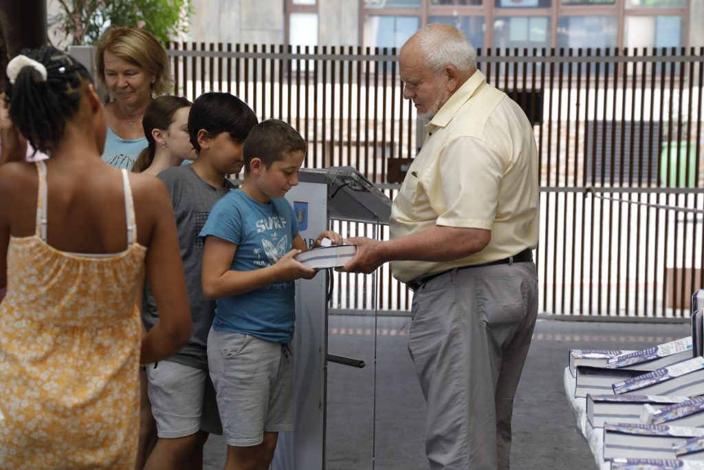 Remise des dictionnaires aux CM2 de la ville