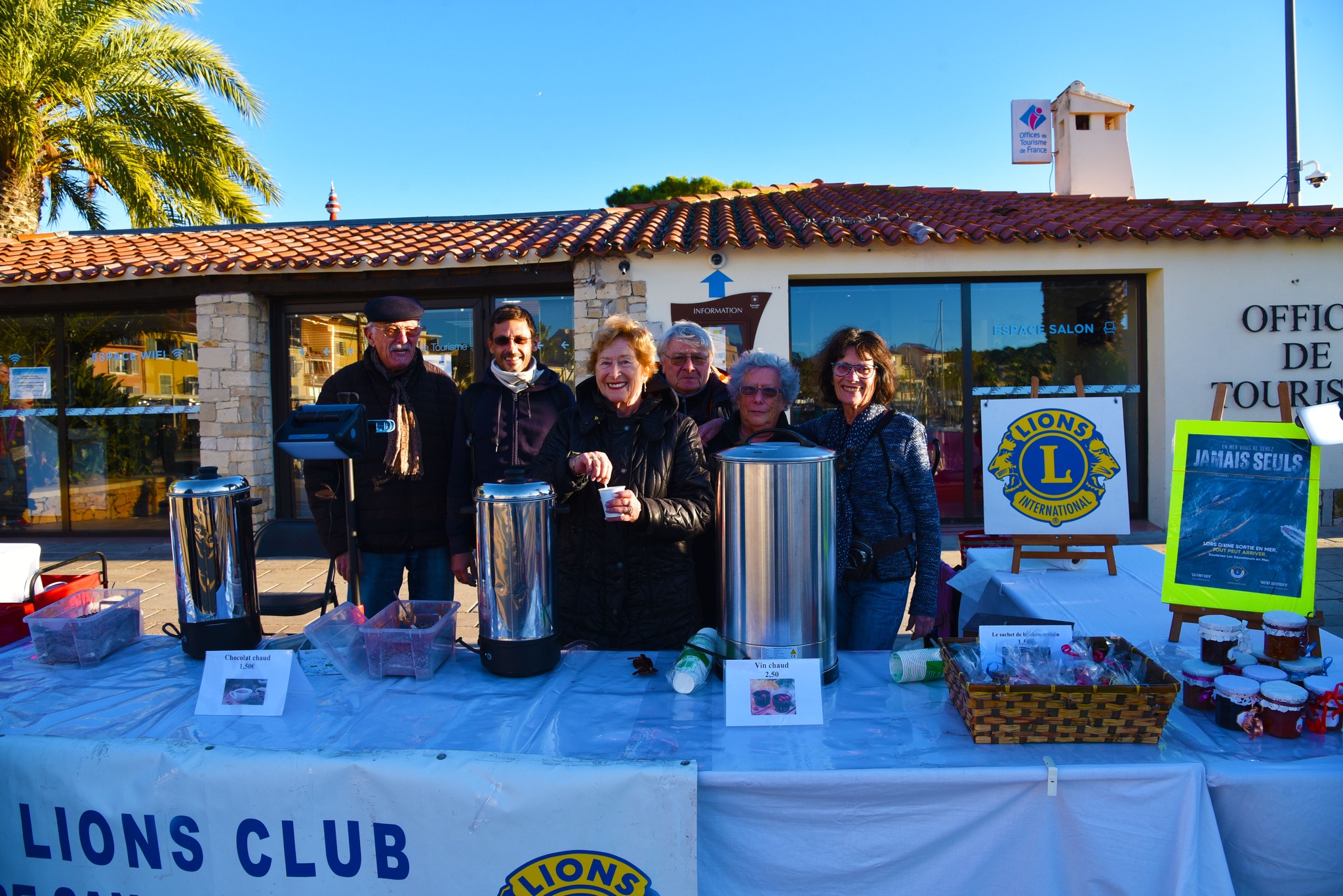 SOLIDARITÉ: VENTE DE VIN CHAUD