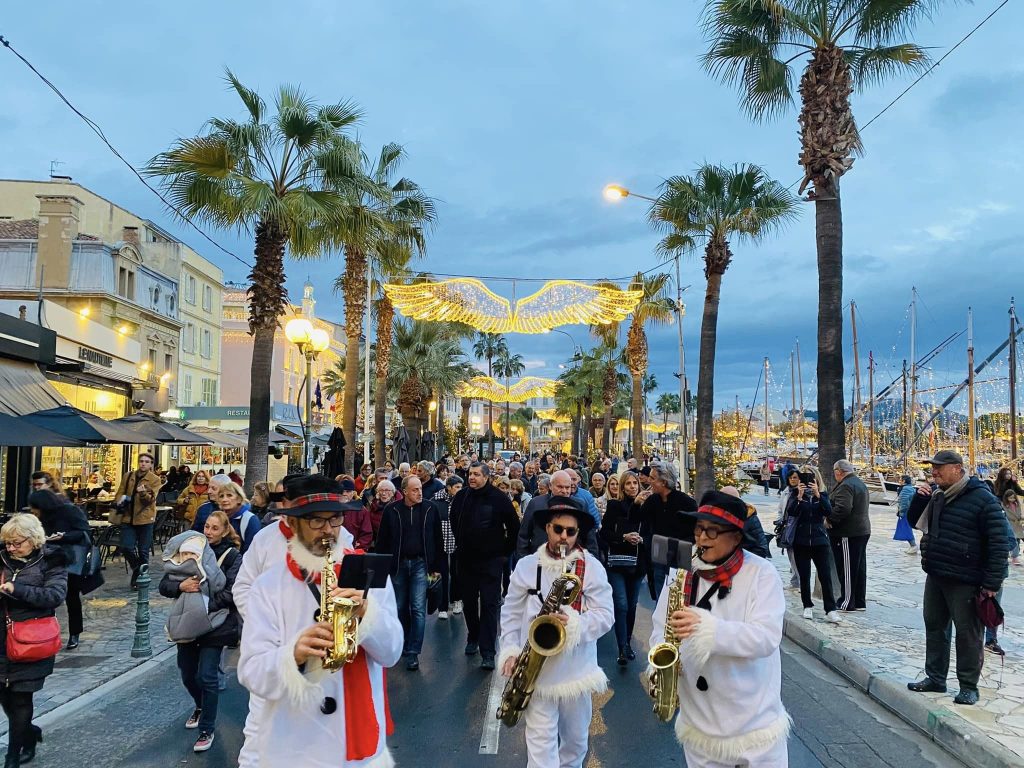 Groupe musical en déambulation sur le port de Sanary lors de l'inauguration des crèches de Noël