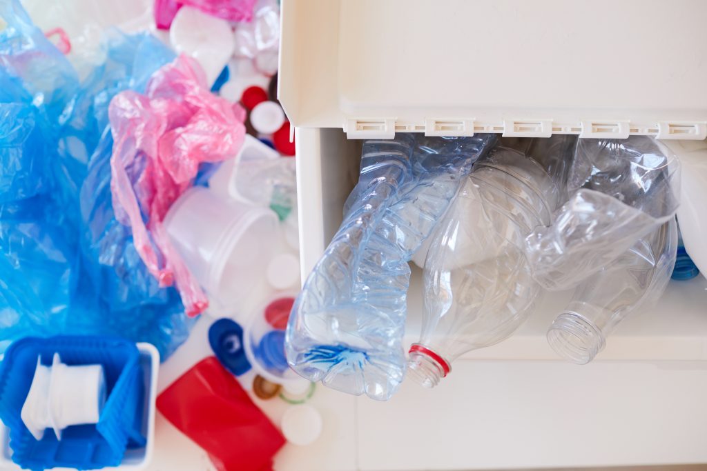 Plastique et métal : direction le bac gris !