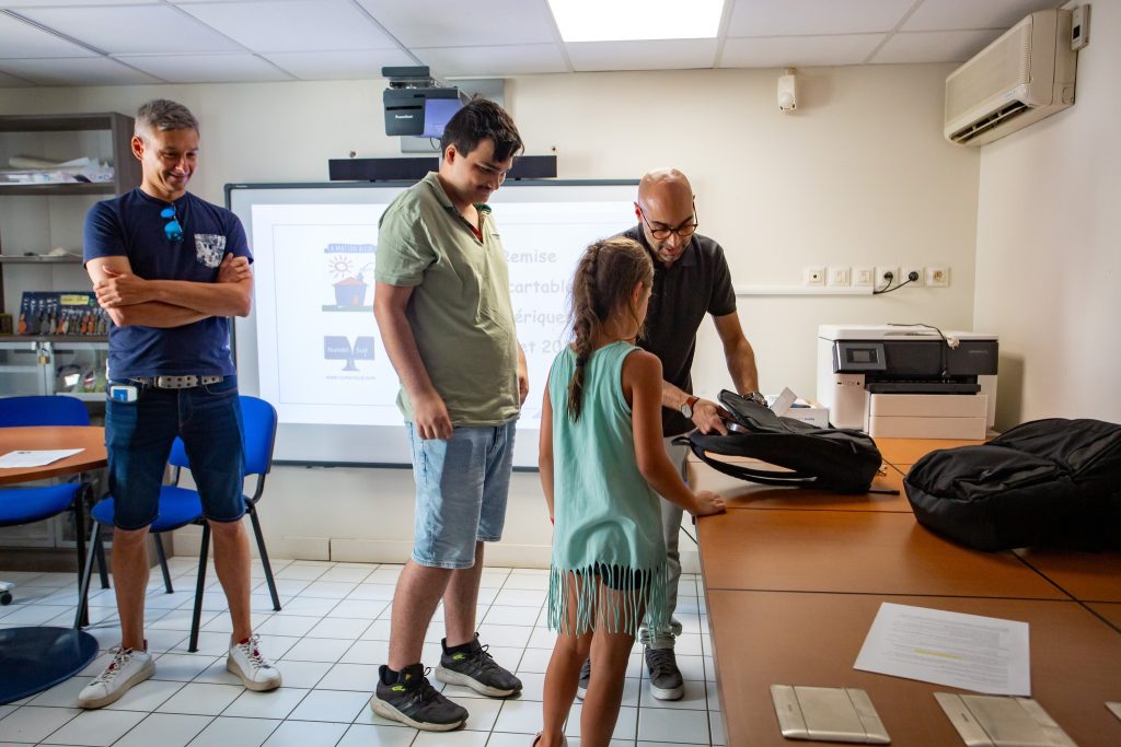 Des cartables numériques pour les enfants de la Maison Bleue