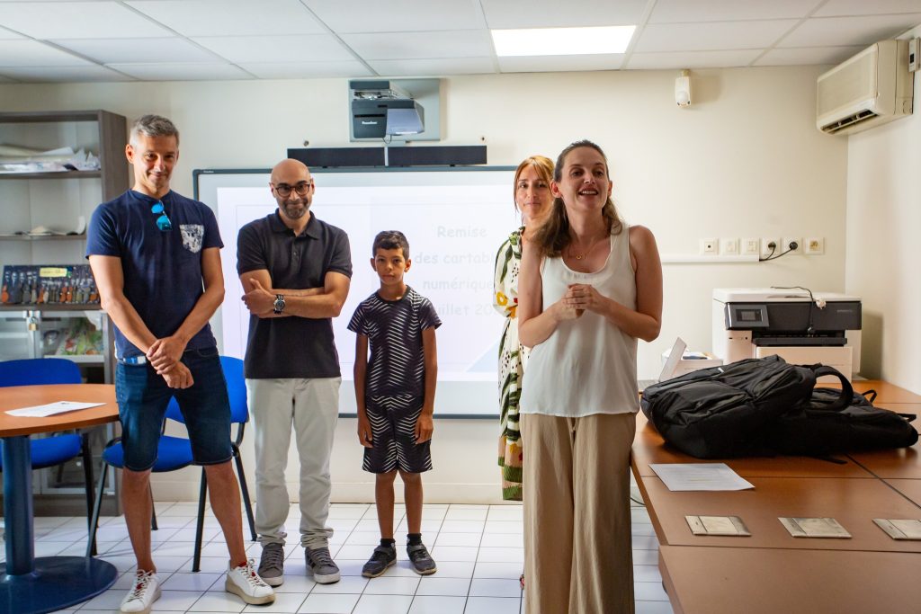 Des cartables numériques pour les enfants de la Maison Bleue