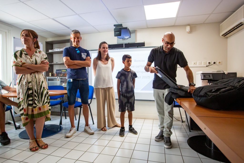Des cartables numériques pour les enfants de la Maison Bleue