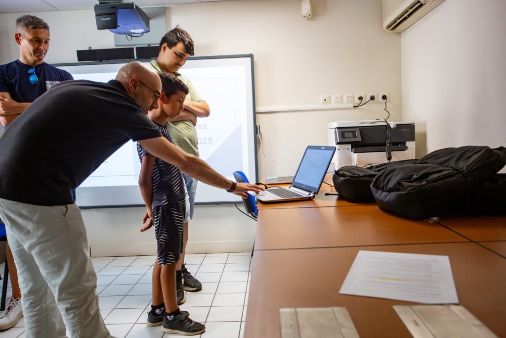 Des cartables numériques pour les enfants de la Maison Bleue