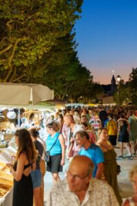 Le marché nocturne artisanal anime les soirées d’été à Sanary