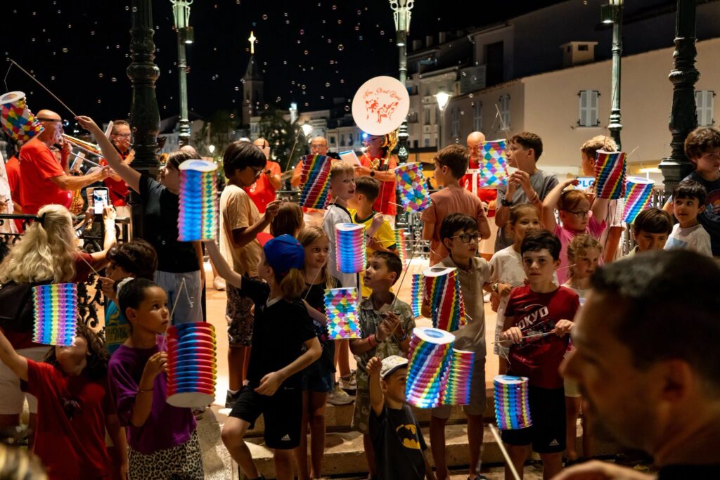 La marche aux flambeaux a rassemblé petits et grands !